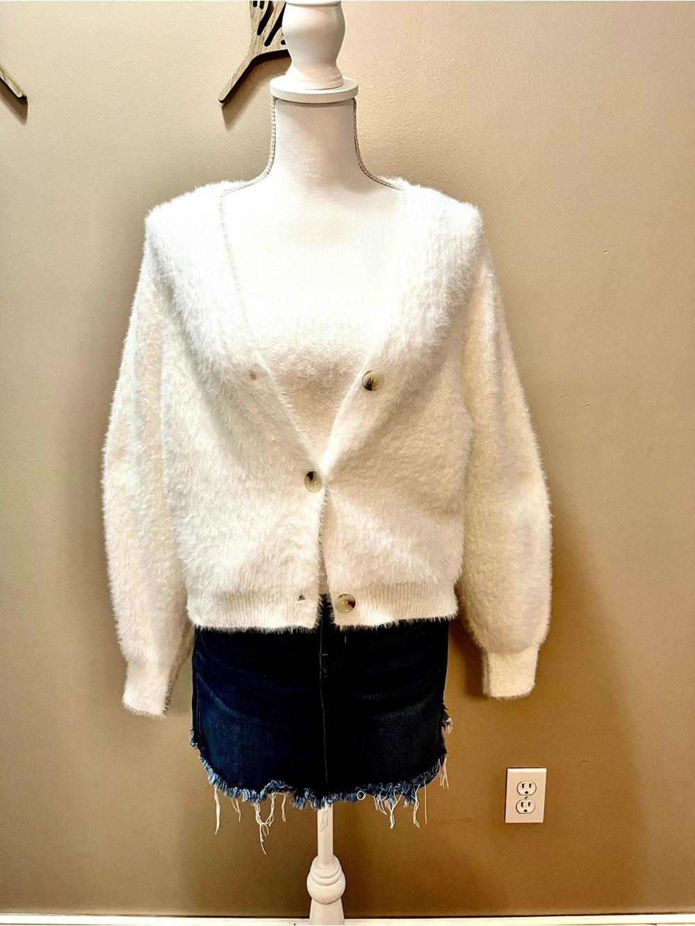 Willow and Wind Fuzzy White Cardigan and Tank Set Size Medium